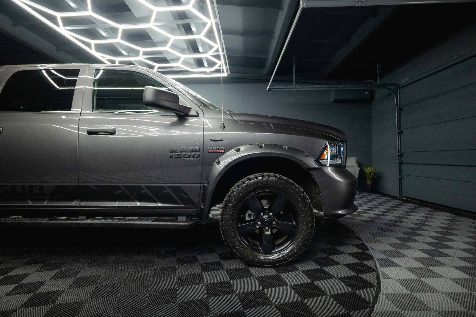 Fahrzeugabbildung Dodge RAM 5.7 V8 HEMI 4x4 OFFROAD Night-Paket *LED*AHK