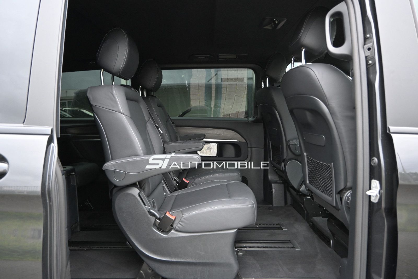 Fahrzeugabbildung Mercedes-Benz V 300 d 4Mat. Extralang AMG Line °AIRMATIC°STHZ°