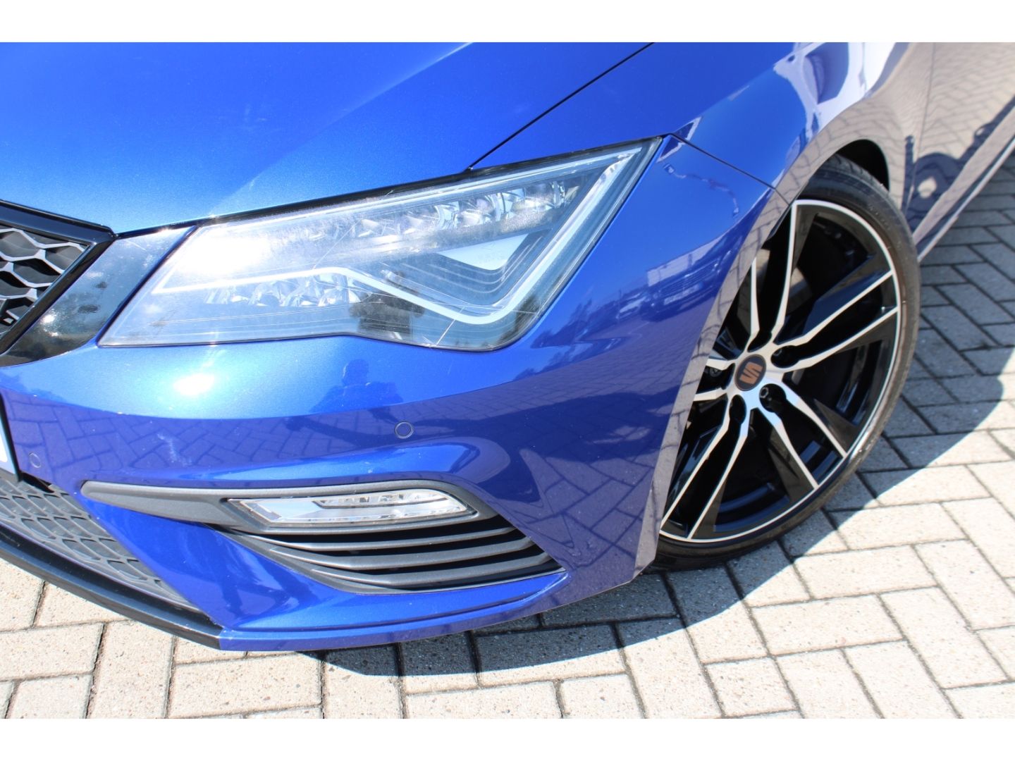 Fahrzeugabbildung SEAT Leon 300 4Drive Cupra Remus H&R DSG ACC LED Pano