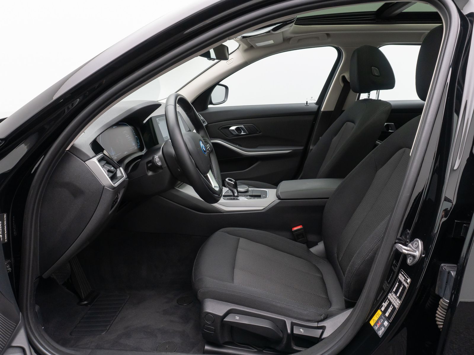 Fahrzeugabbildung BMW 320e Panorama Kamera DAB Alarm Geschwindigkeit