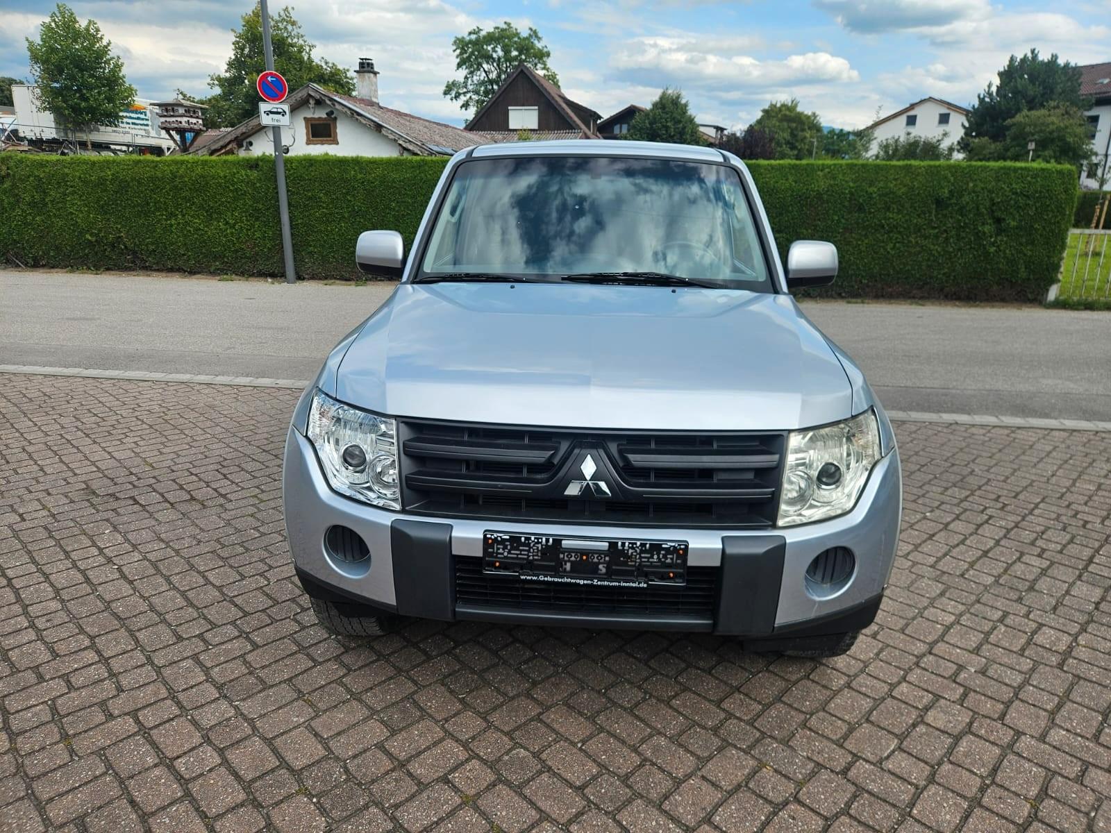 Mitsubishi Pajero 3.2 DI-D Invite | 160 ch | BVM | Attelage | Régulateur | Jantes alliage | Vitres teintées