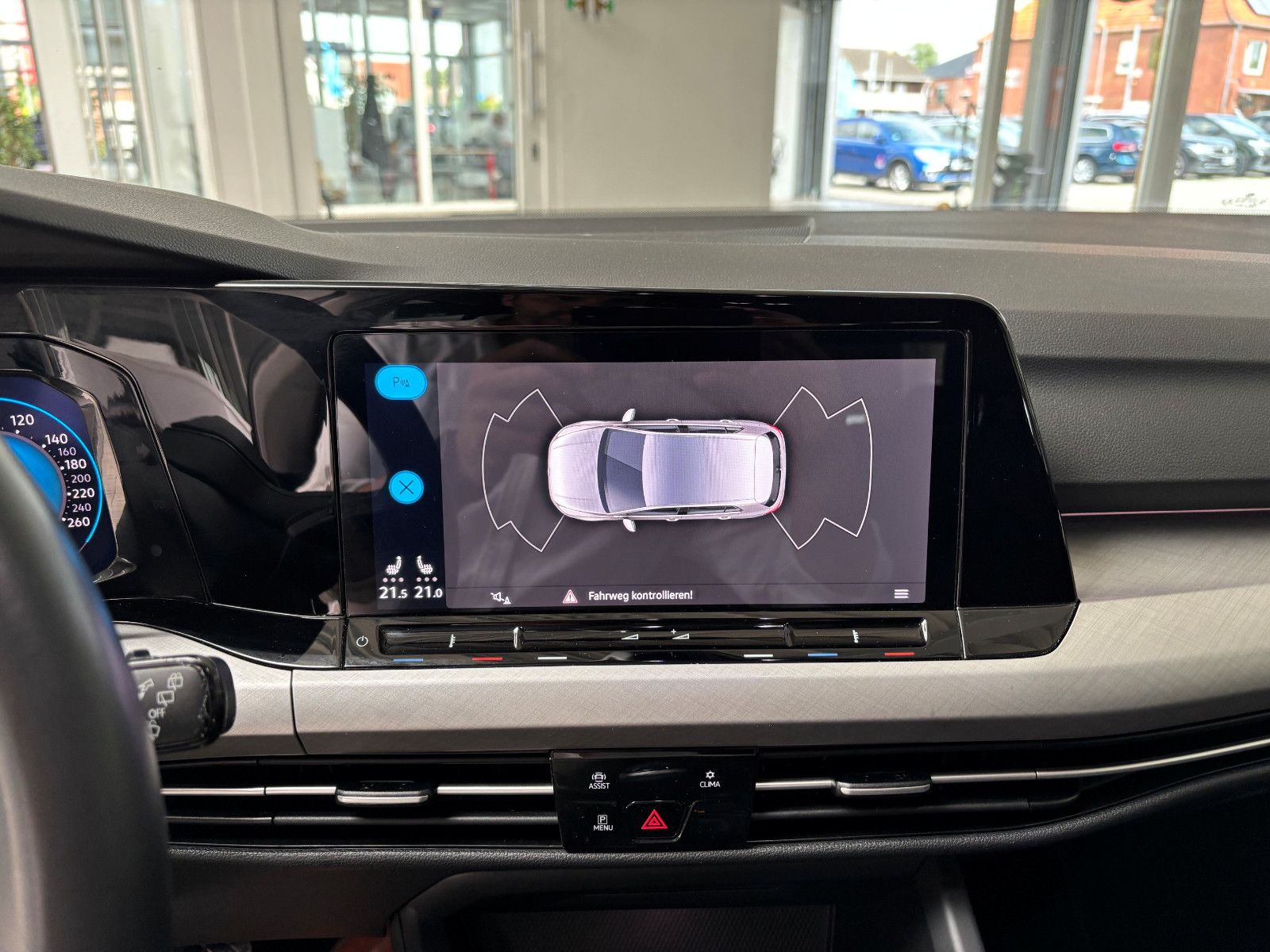 Fahrzeugabbildung Volkswagen Golf VIII Life + LED+NAVI+SHZ+LHZ+GJR