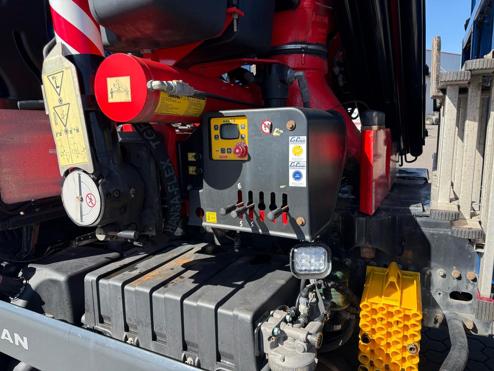 Fahrzeugabbildung MAN TGX 26.640 mit Fassi F365A2.26 Containerpritsche