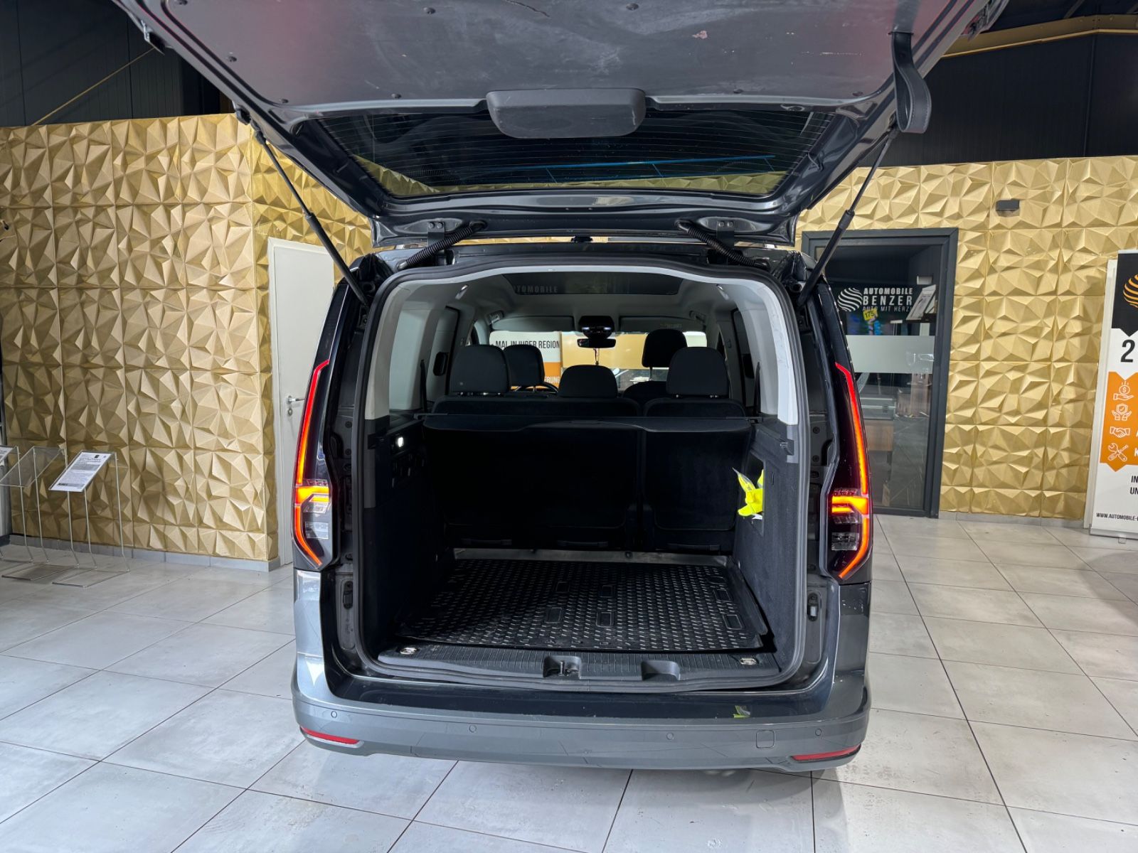 Fahrzeugabbildung Volkswagen Caddy Move//PANORAMA//KAMERA//NAVI//APPLE//SHZ