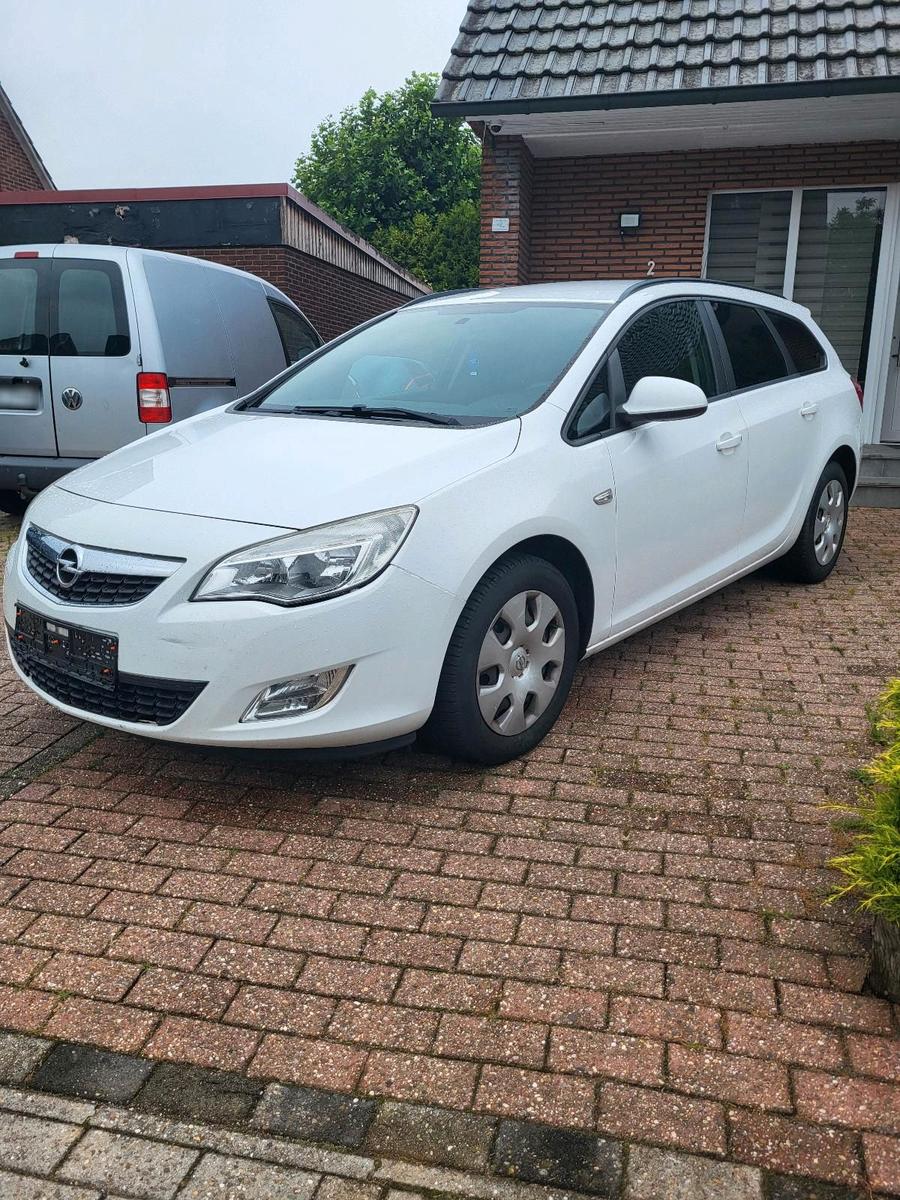 Opel Astra 2012 — rear view