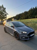 Ford Focus 2,0 EcoBoost ST Leder-Sport-Paket ST - Ford Focus mit Benzin-Antrieb: Limousine, 2.0