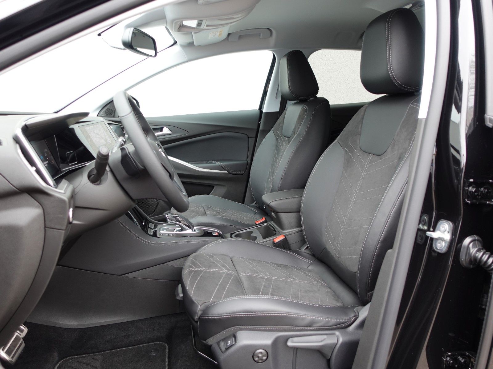 Fahrzeugabbildung Opel Grandland 1.2 Elegance -Autom.- AHK,Navi,Sitzhzg