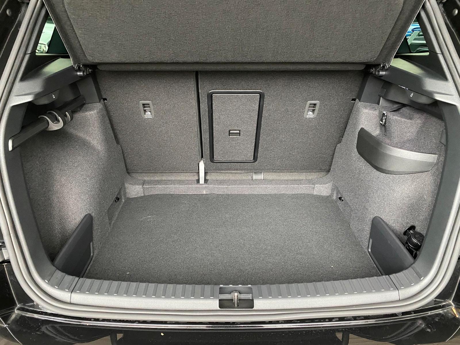 Skoda Karoq Sportline 1,5TSI DSG*AHK*NAVI*ACC*CARPLAY*