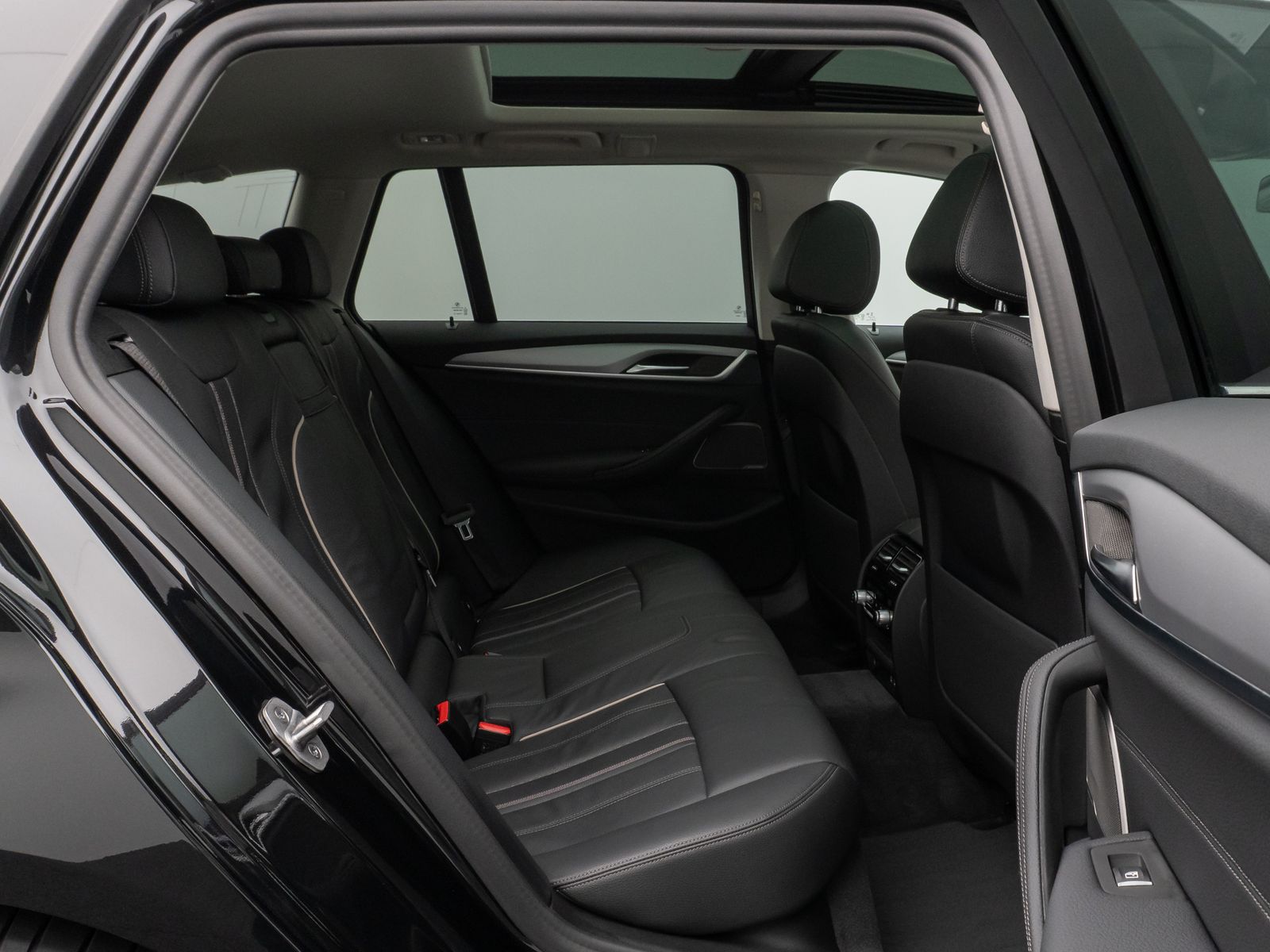 Fahrzeugabbildung BMW 530e Panorama 360°DAB H/K ACC AHK Alarm Leder