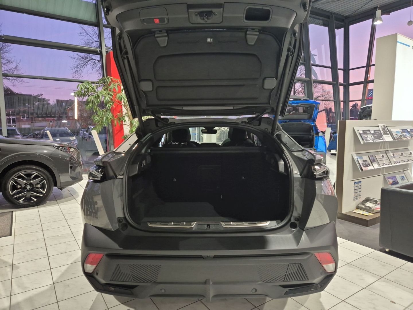 Fahrzeugabbildung Peugeot 408 Hybrid 1.2 GT HYBRID 136 Panorama Navi SHZ