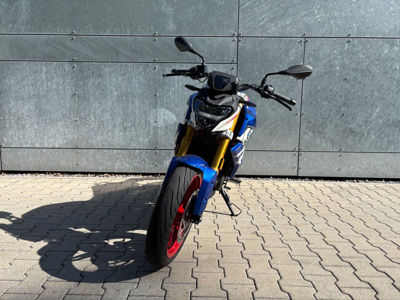 Fahrzeugabbildung BMW G 310 R Style Sport weiß rot blau