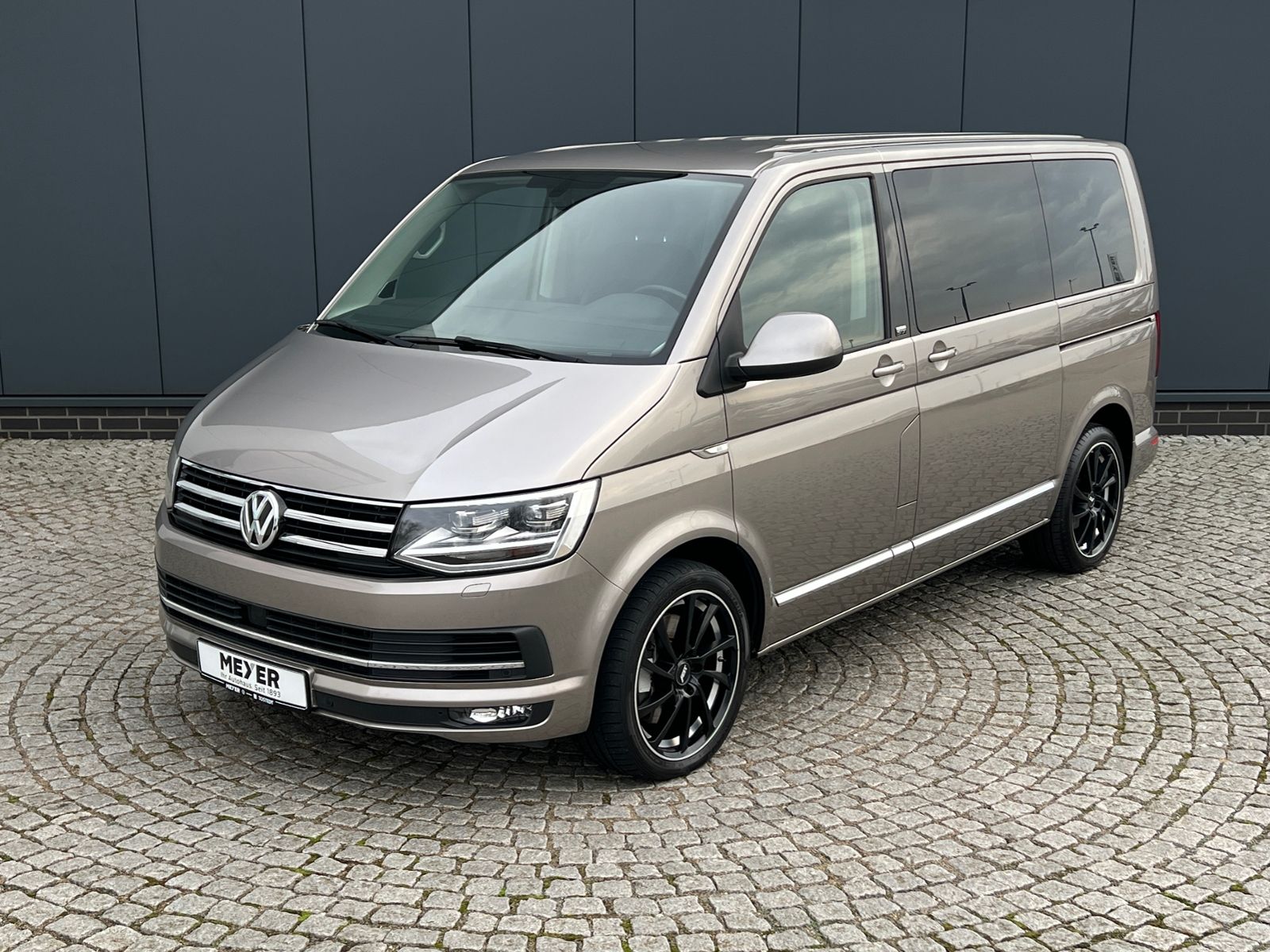 Fahrzeugabbildung Volkswagen T6 Multivan Generation Six 2.0 TDI DSG *AHK, LED