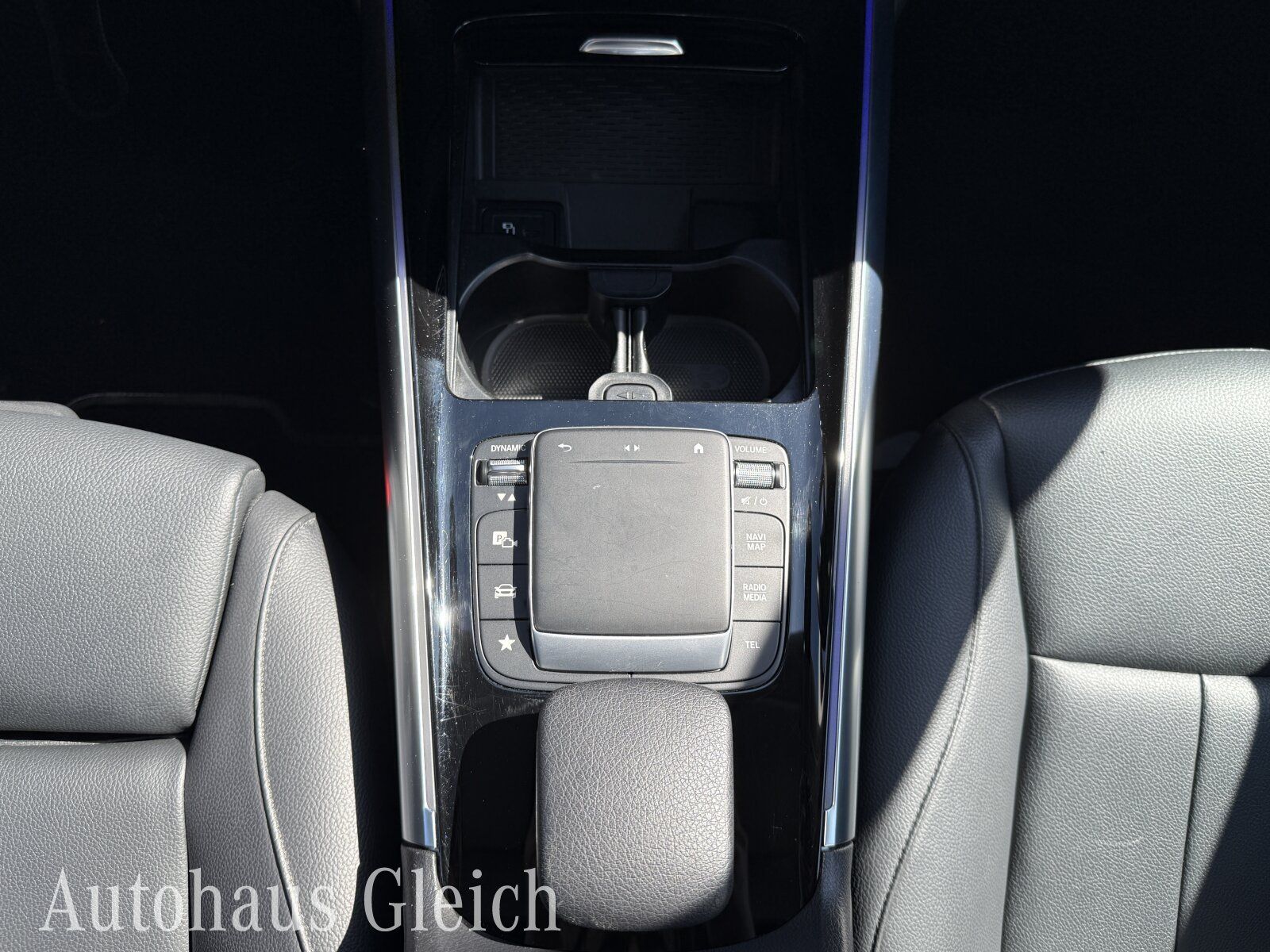 Fahrzeugabbildung Mercedes-Benz EQA 300 Progressive 4Matic Navi/Pano.-Dach/Klima