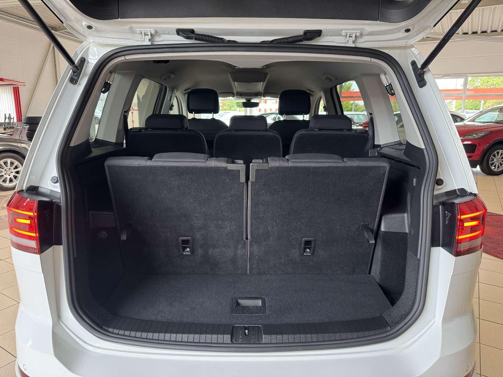 Fahrzeugabbildung Volkswagen Touran 150 DSG R-Line/7Sitz/LED/Navi/ACC/Mass...