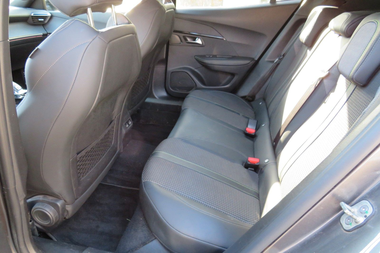 Fahrzeugabbildung Peugeot 2008 GT 8-AUTOMATIK GRA NAVI PDC 1.HAND