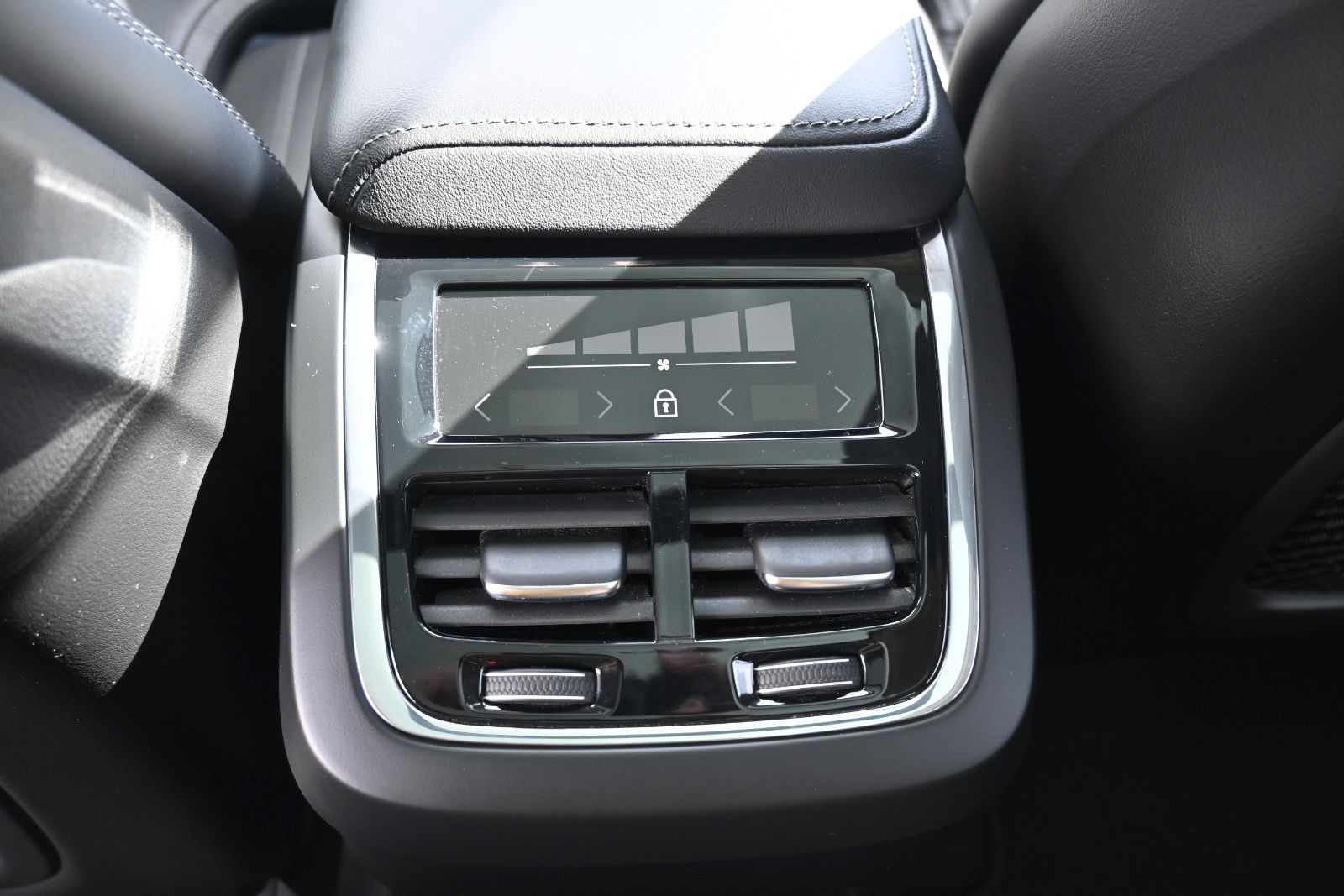 Fahrzeugabbildung Volvo XC60 B4 D AWD Ultimate Dark*STDHZG*360°*ACC*AHK