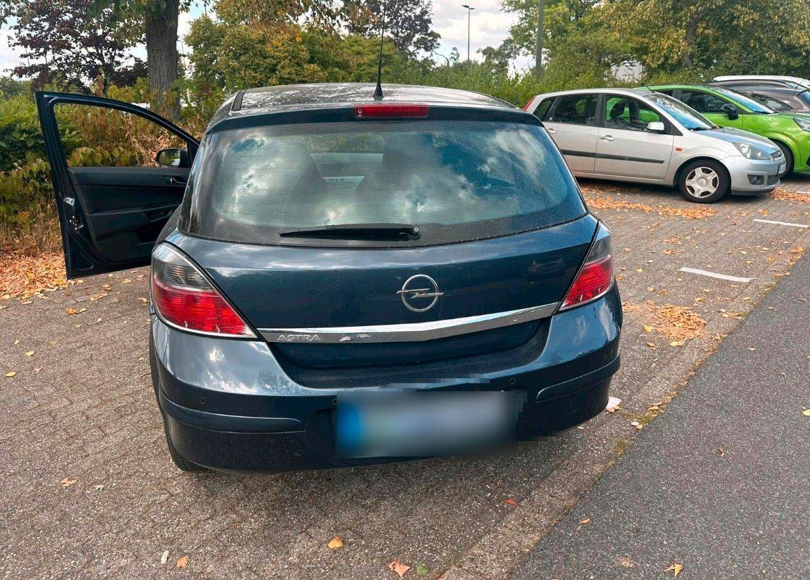 Opel Astra 2009 — rear view