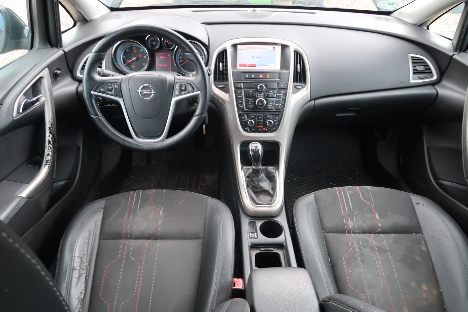 Opel Astra 2012 — photo 15