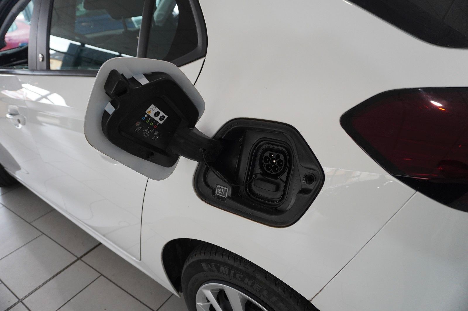 Fahrzeugabbildung Opel Corsa-e F EDITION 7KW NAVI/VIRT/SPORT/DAB/WÄRMEP