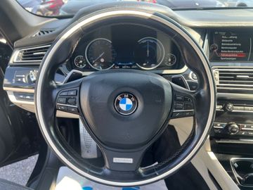 BMW 750 - 12