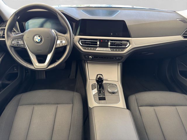 Fahrzeugabbildung BMW 318i Touring Automatik+Advantage+LED+Navi+AHK