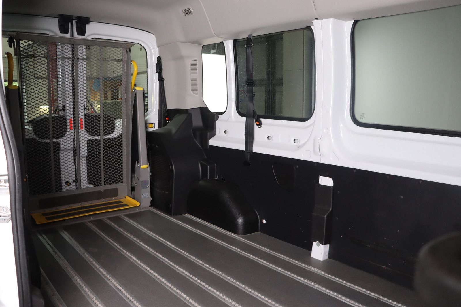 Fahrzeugabbildung Ford Transit 350 L2H2 * Rollstuhlrampe* RFK *