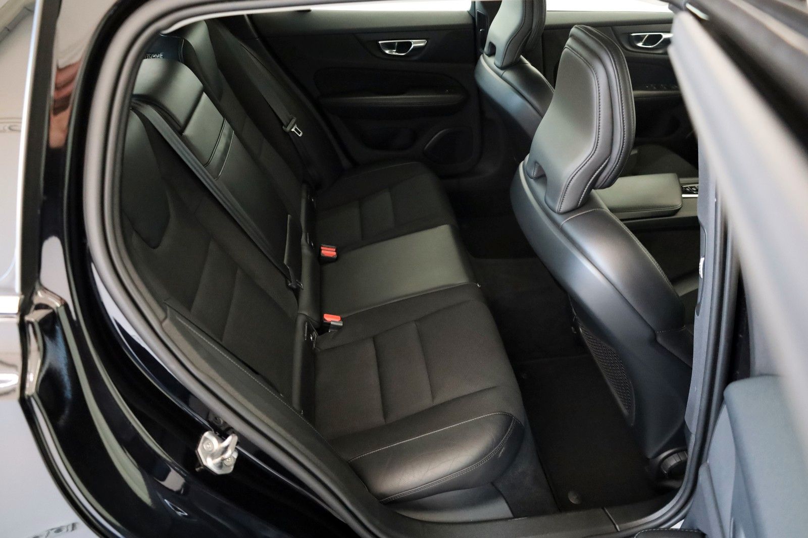 Fahrzeugabbildung Volvo V60 Kombi Momentum Pro TLeder,Navi,LED,PDC,Apple