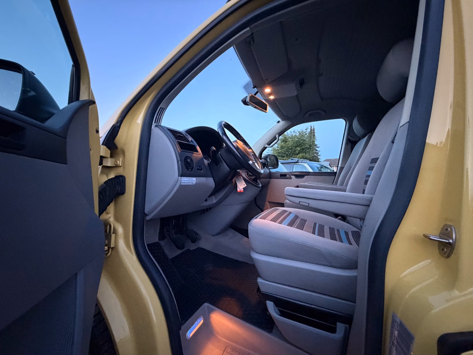 Volkswagen T5 California Beach 2.0 TDI 140 ch BVM / 1ère main / Toit relevable / Mini-cuisine / Chauffage auxiliaire