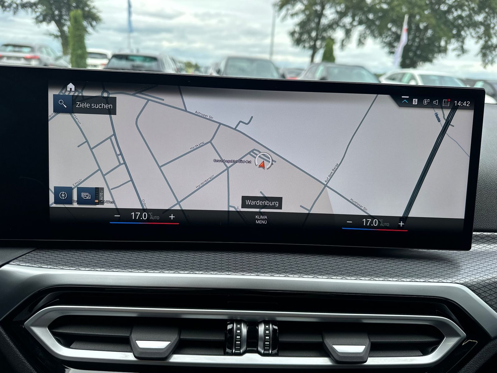 Fahrzeugabbildung BMW 320 i Touring M-Sport NAV+LED+PANO+SHZ+KAM+DAB