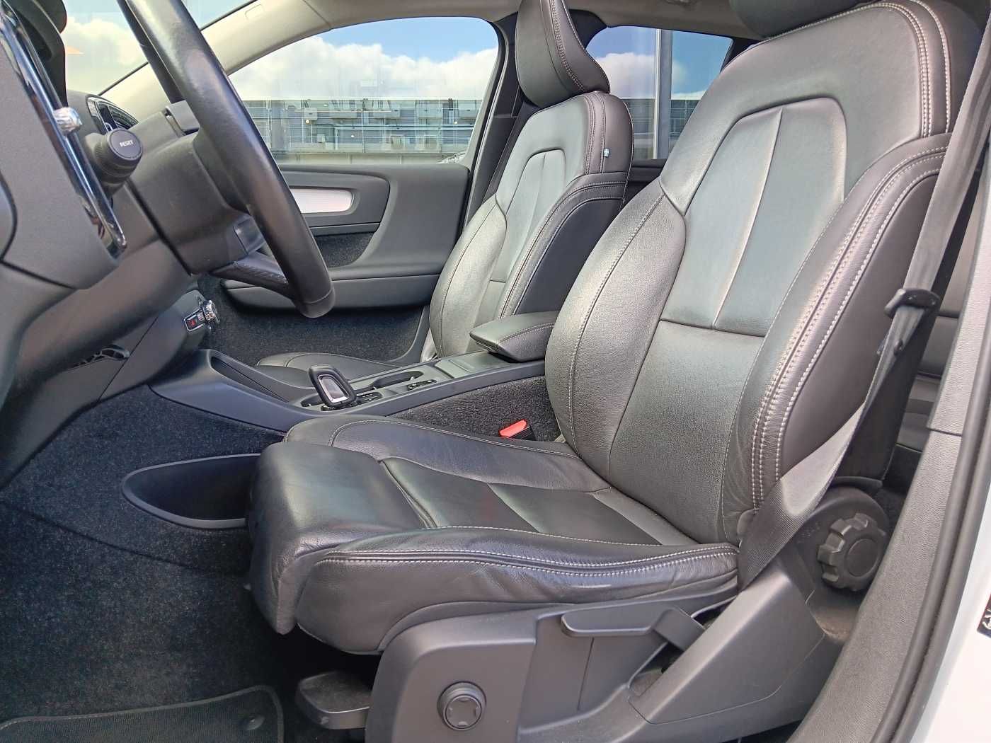 Fahrzeugabbildung Volvo XC40 D4 AWD Aut. Momentum Pro 'Glasdach, AHK'
