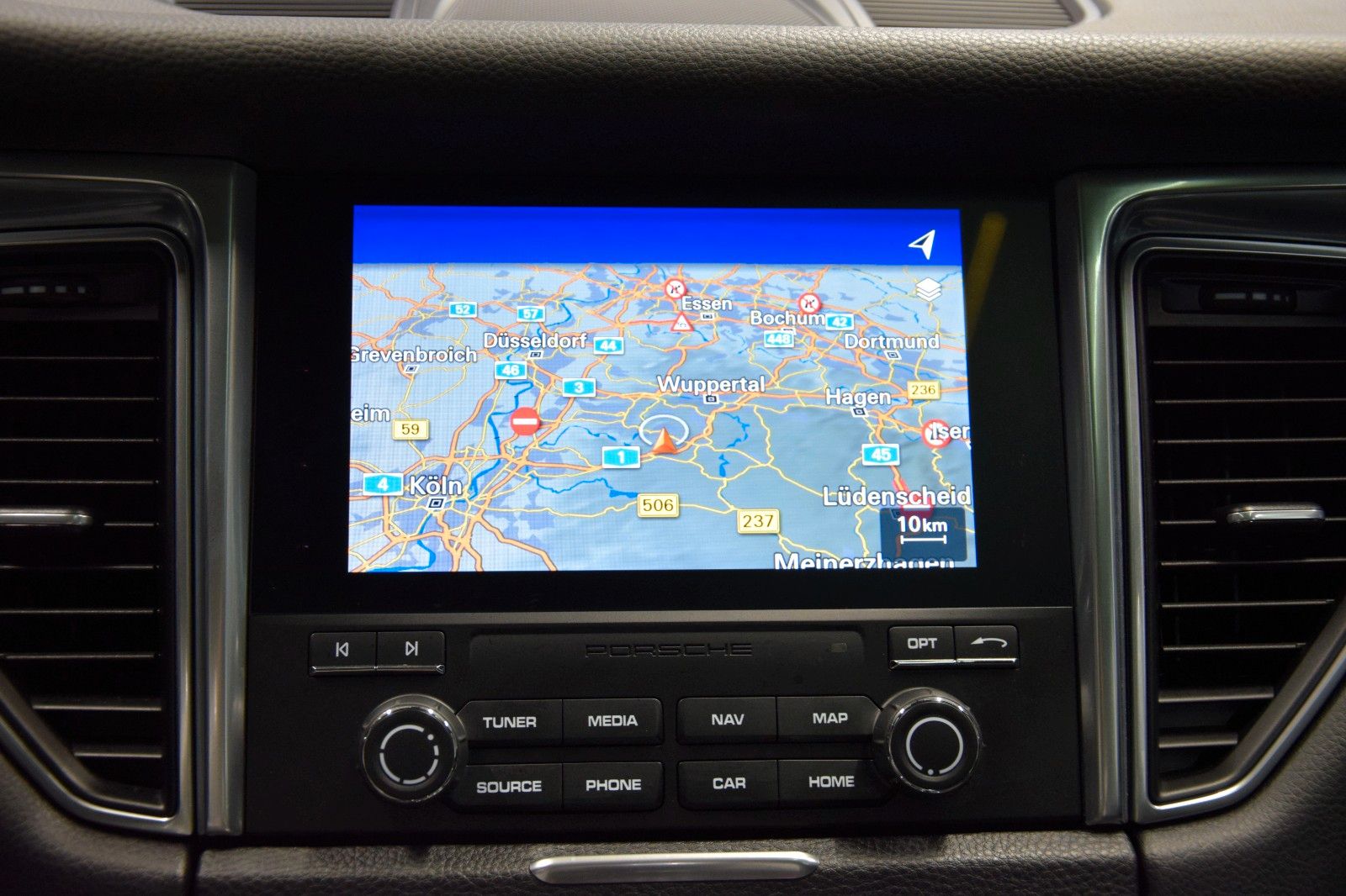 Fahrzeugabbildung Porsche Macan PDLS Leder Pano Memory PASM Kamera CarPlay