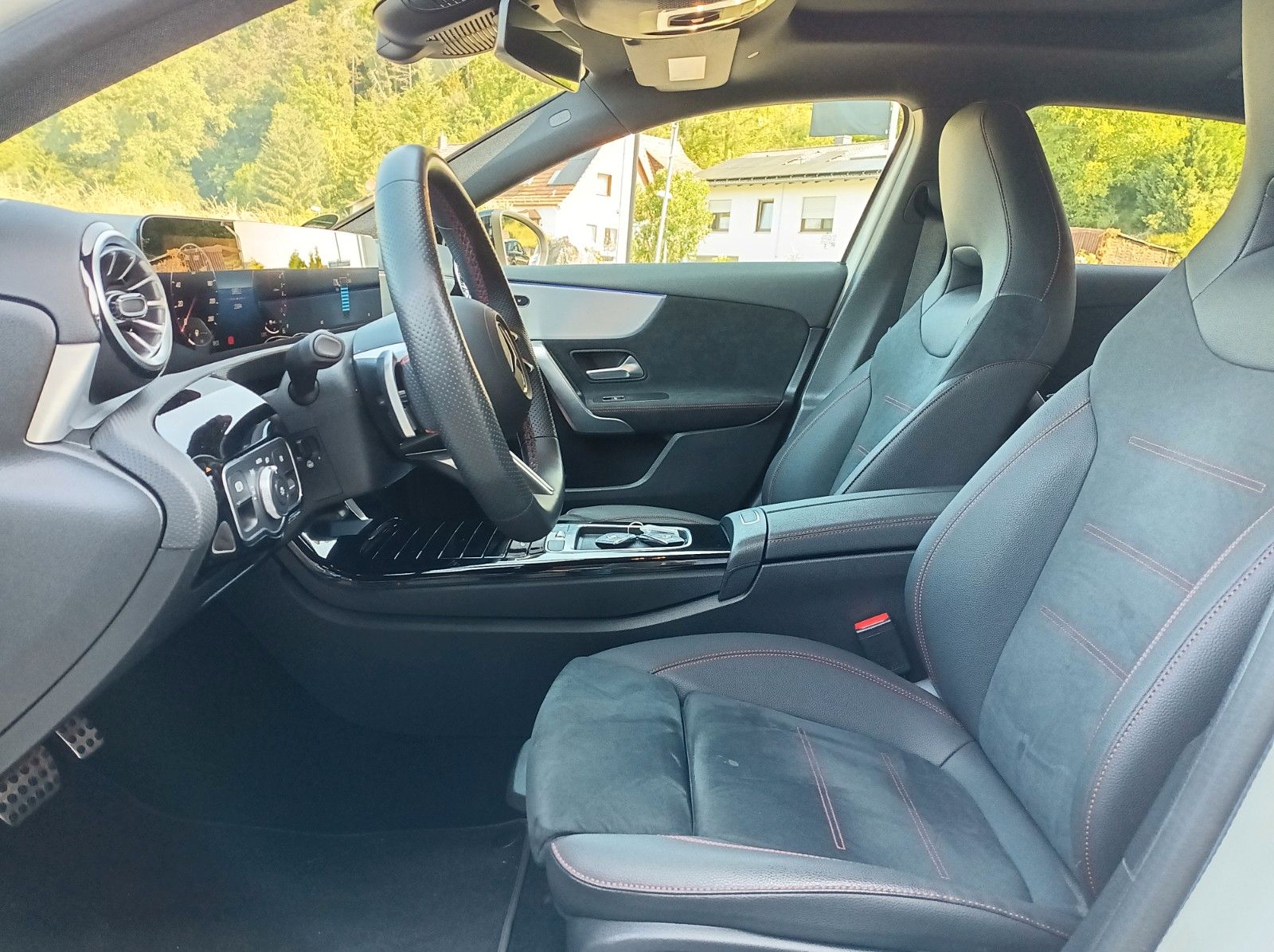 Fahrzeugabbildung Mercedes-Benz A 250 e+AMG LINE+PANO+360*KAMERA+DISTRONIC+SH+++