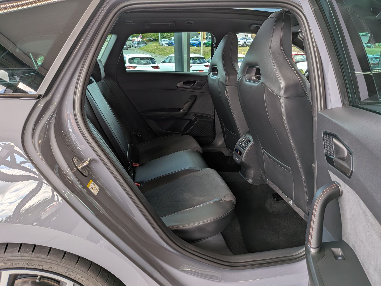 Fahrzeugabbildung CUPRA Leon 1.5 eTSI DINAMICA MATRIX ACC PANO AHK 5J-Ga