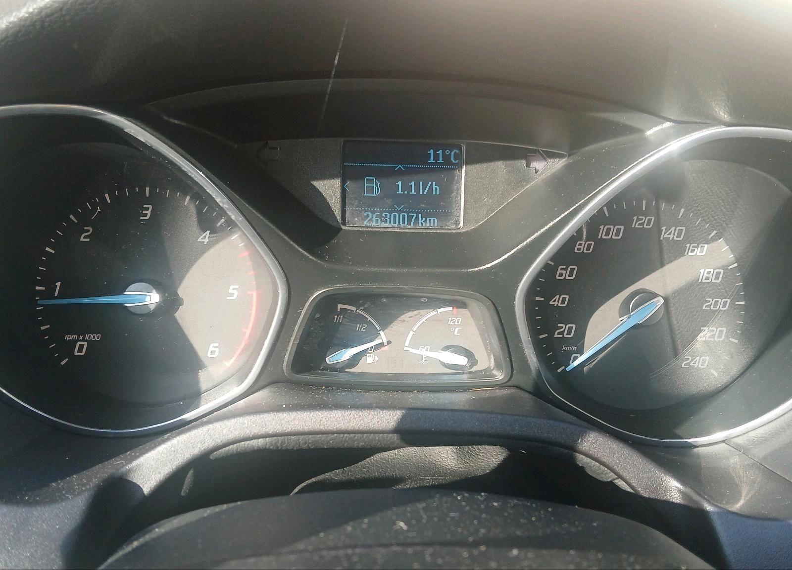 Ford Focus 2011 — photo 10