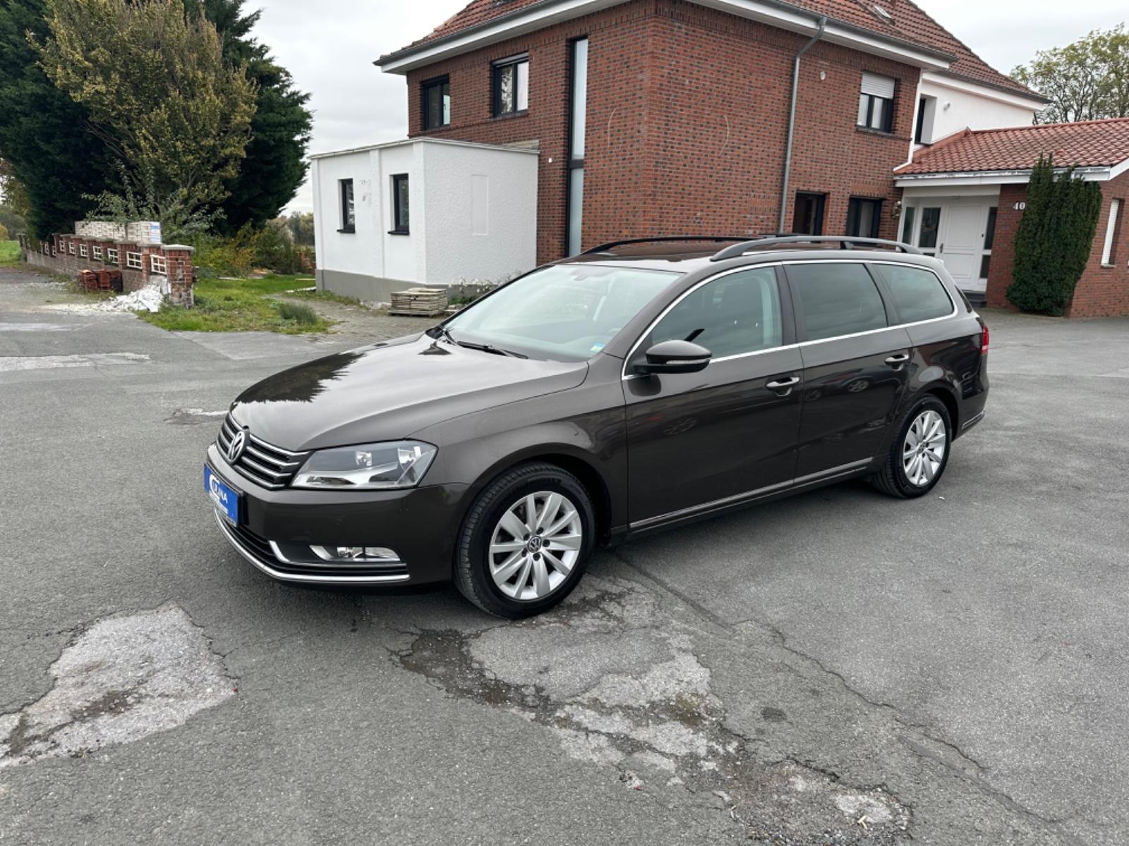 Volkswagen Passat 2012 — rear view
