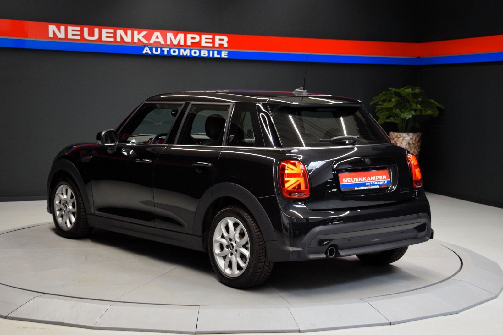 Fahrzeugabbildung MINI Cooper Autom.Mini Yours Trim 5-Tür Premium Extra