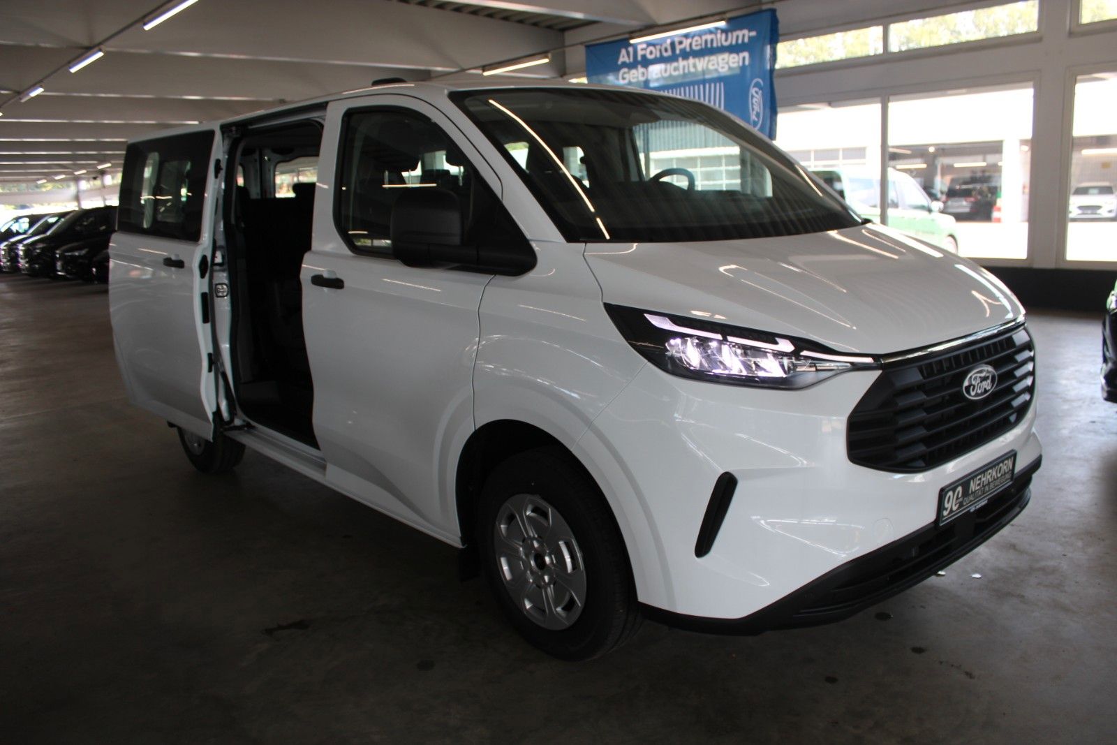Fahrzeugabbildung Ford Transit Custom Kombi Trend 9-Sitzer LED NAVI CAM