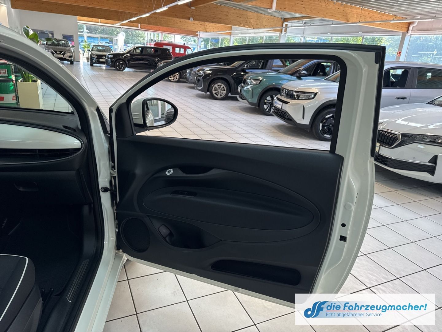 Fahrzeugabbildung Fiat 500 e Apple CarPlay Android Auto Klimaautom Fah