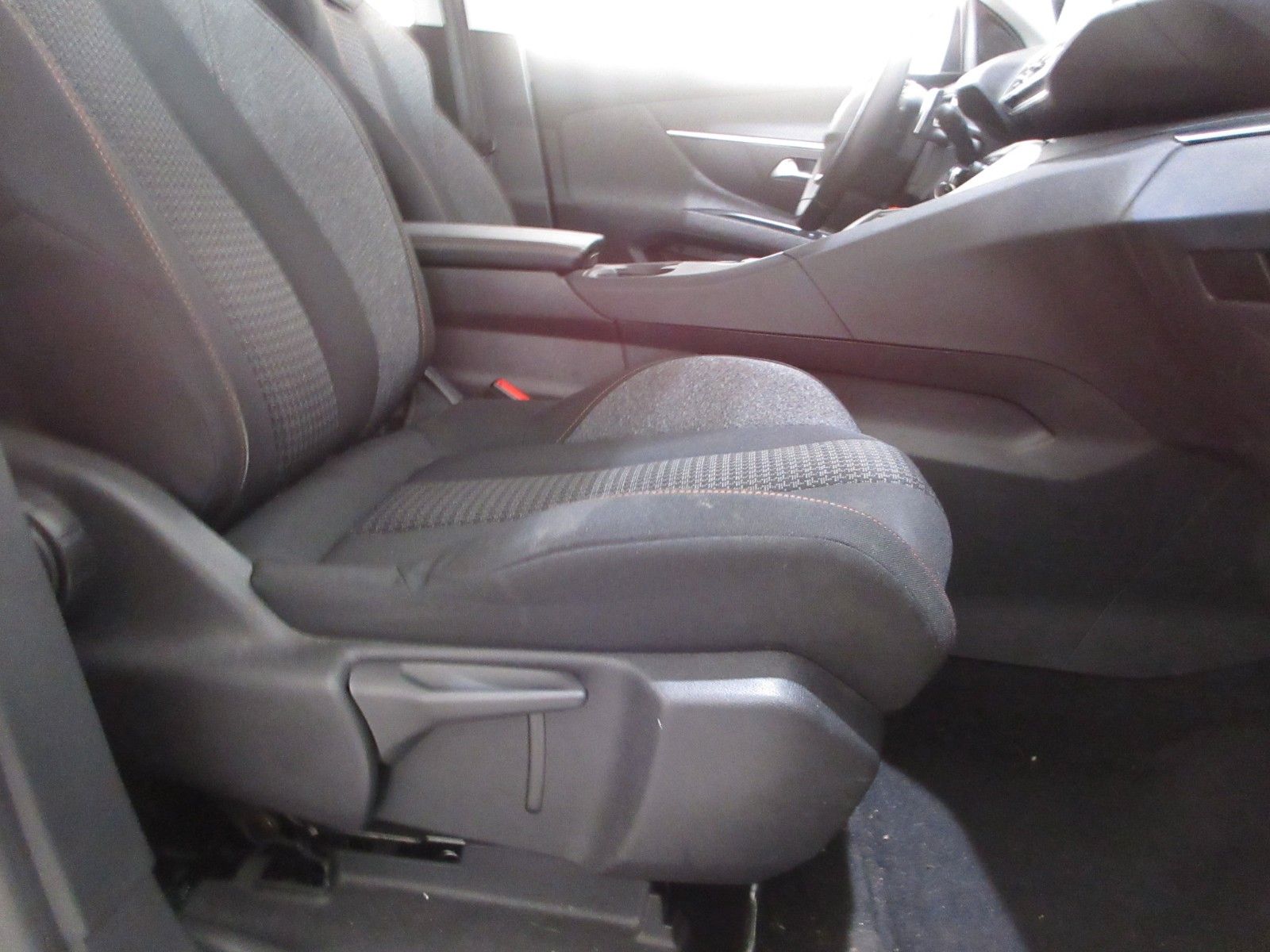 Fahrzeugabbildung Peugeot 5008 Active 1.2T NAVI/PDC/VIRTUAL/7-SITZER