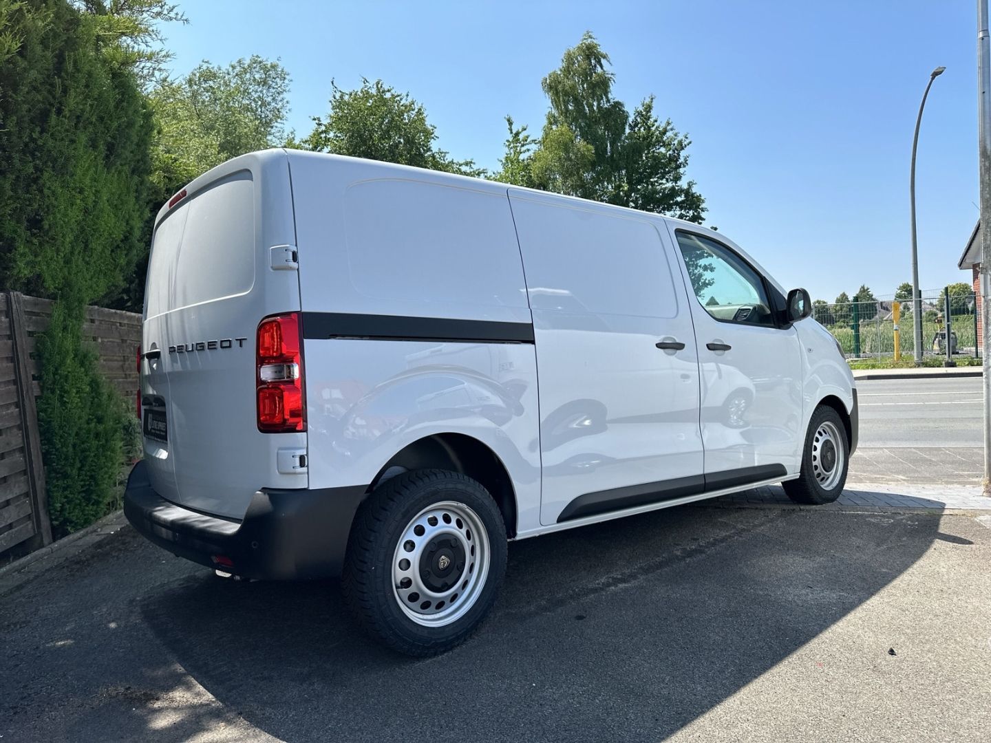 Fahrzeugabbildung Peugeot Expert KW Standard (L2) 2.0 BlueHDi 145 AHK-abn.