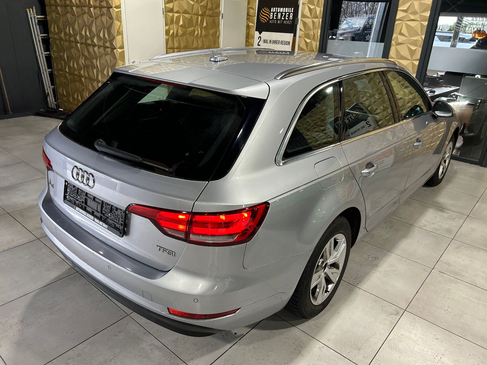 Fahrzeugabbildung Audi A4 Avant basis/PDC/APPLE/TEMPOMAT/AMBIENTE