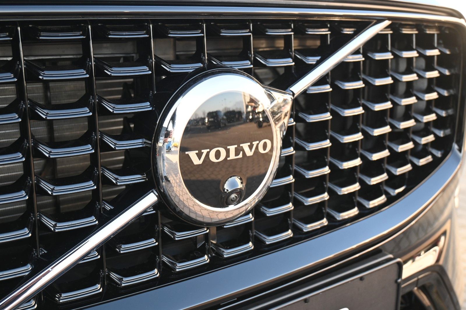 Fahrzeugabbildung Volvo XC60 B5 AWD Ultra Dark*LUFT*360°*ACC*AHK