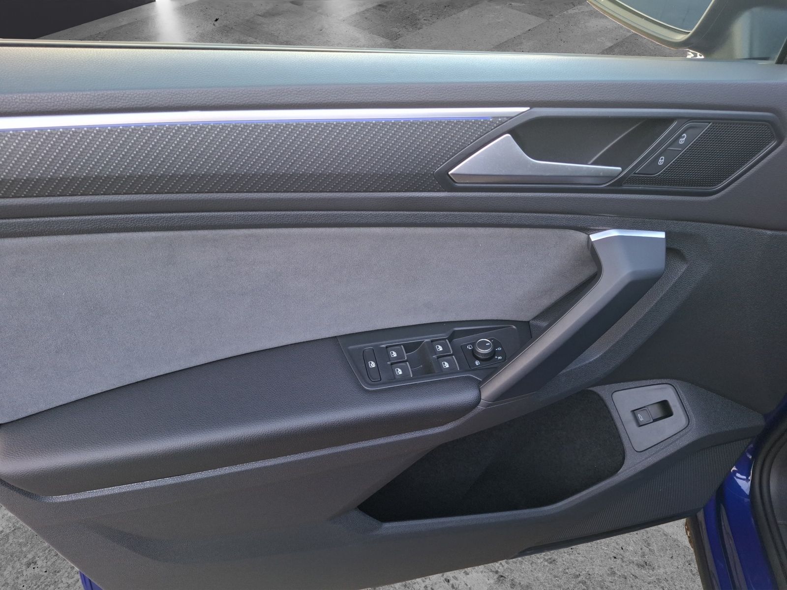 Fahrzeugabbildung Volkswagen Tiguan R DSG 4M Matrix AHK Navi AID ACC RFK SH 2