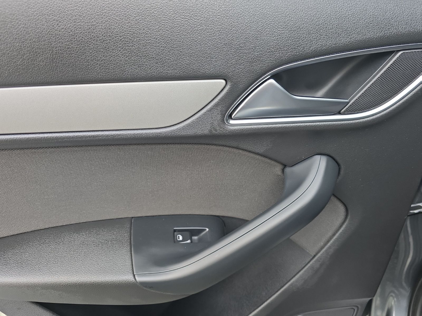 Fahrzeugabbildung Audi Q3 2.0 TDI quattro S-Line Automatik/Navi/PDC/