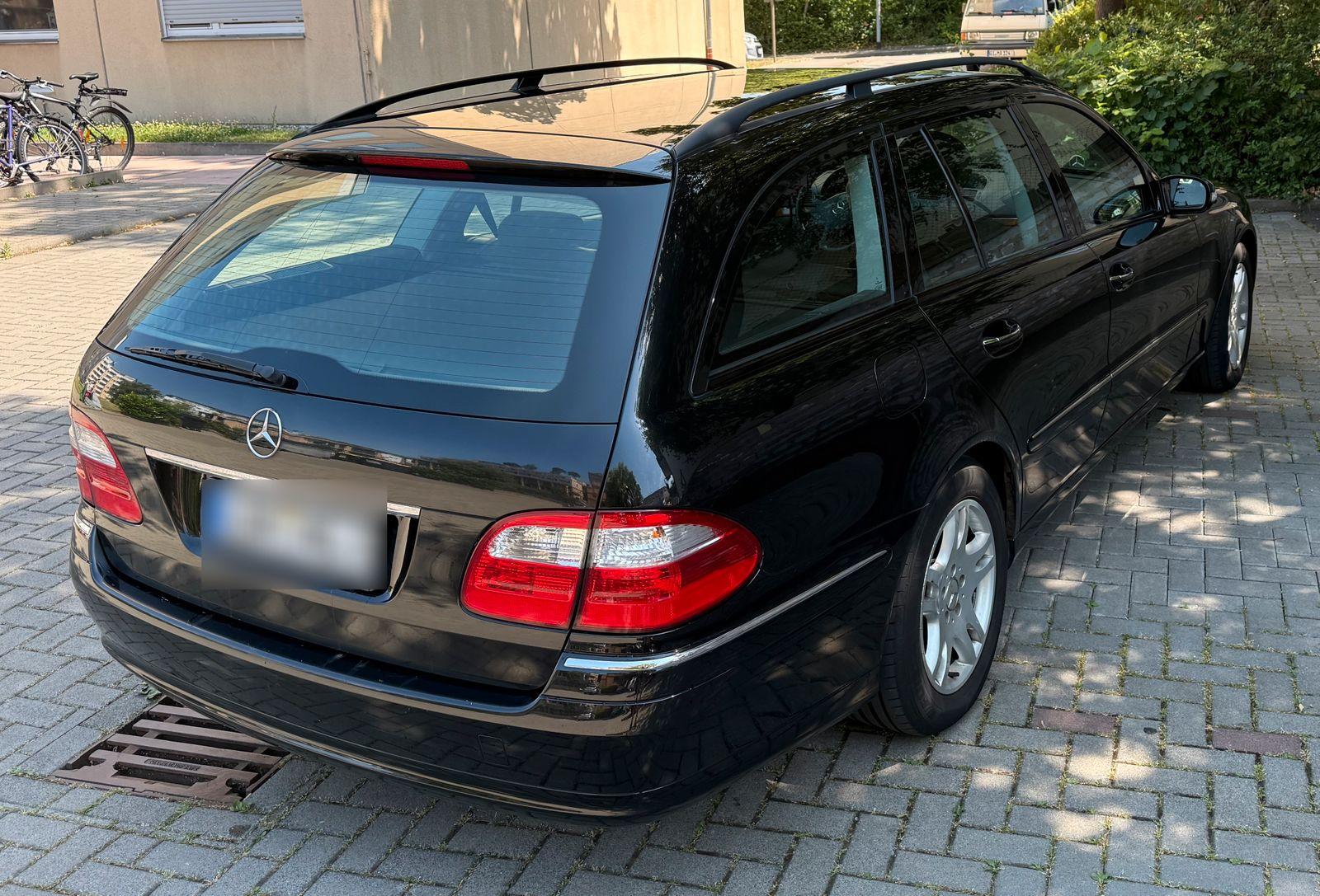 Mercedes-Benz E200 2004 — rear view