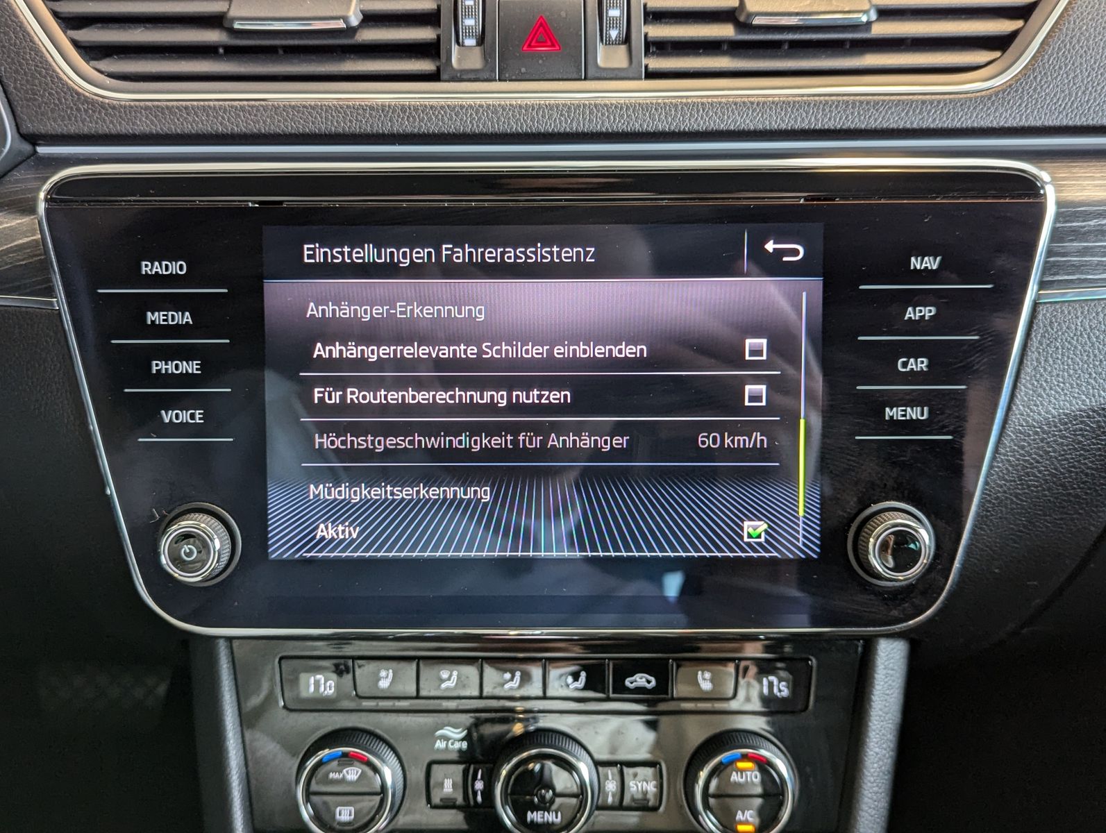 Fahrzeugabbildung SKODA Superb 2.0 TDI DSG Memory LED Kamera Leder StHz.