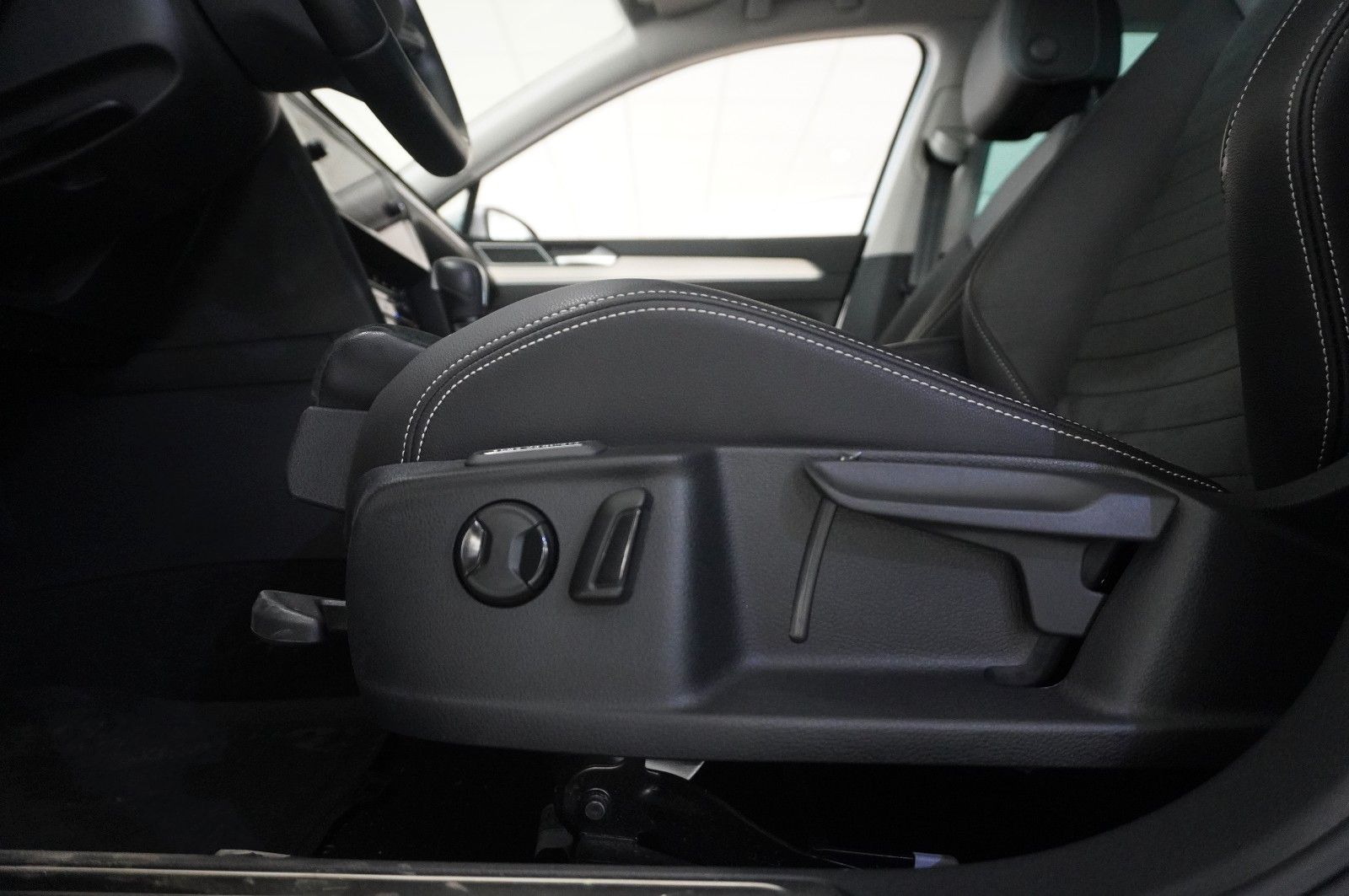 Fahrzeugabbildung Volkswagen Passat VARI. 2.0D R-LINE 4M NAVI/LED/KAMERA/AHK