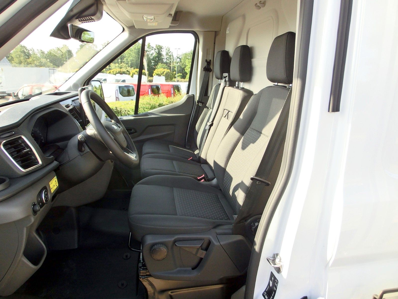 Fahrzeugabbildung Ford Transit Kasten 350 L3 Glastransporter