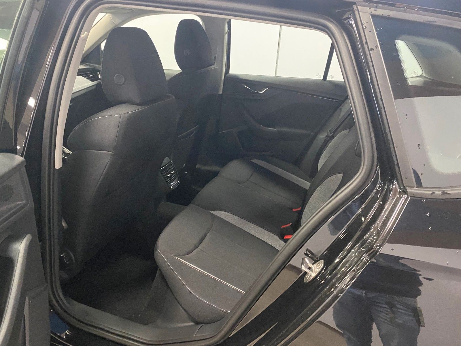 Fahrzeugabbildung SKODA Kamiq 1.5 TSI DSG Selection+SITZHEIZUNG+KAMERA++