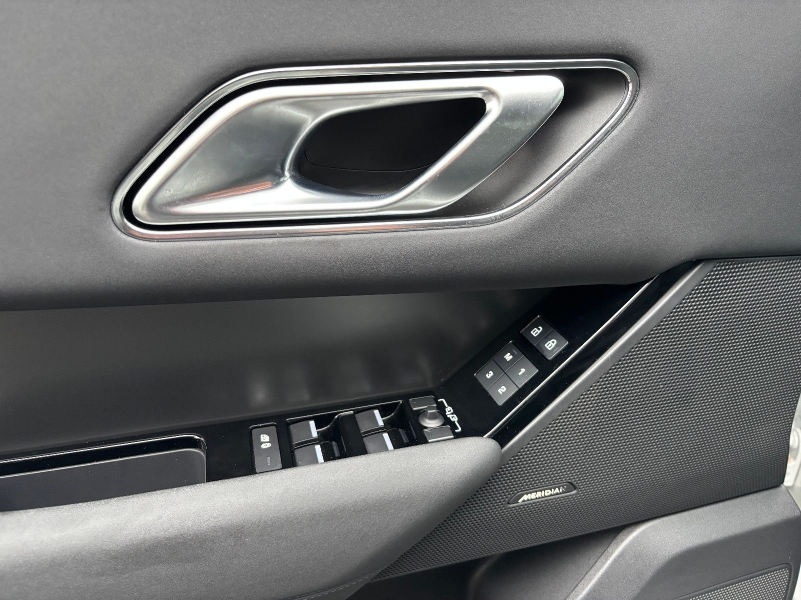 Fahrzeugabbildung Land Rover Range Rover Velar R-Dynamic/KAMERA/Design-Paket